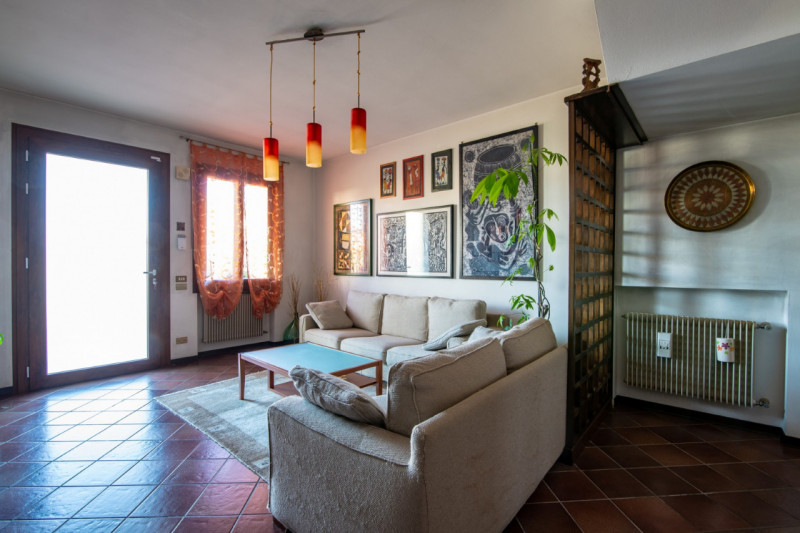 Nella tranquilla e verdeggiante zona di Bosco, nel Comune di Rubano, proponiamo in vendita casa a...