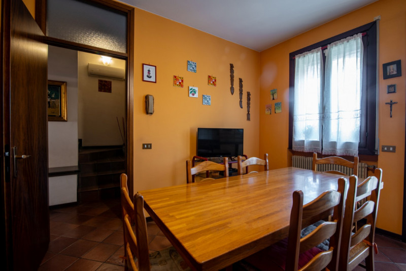 Nella tranquilla e verdeggiante zona di Bosco, nel Comune di Rubano, proponiamo in vendita casa a...