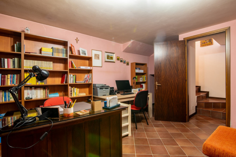 Nella tranquilla e verdeggiante zona di Bosco, nel Comune di Rubano, proponiamo in vendita casa a...