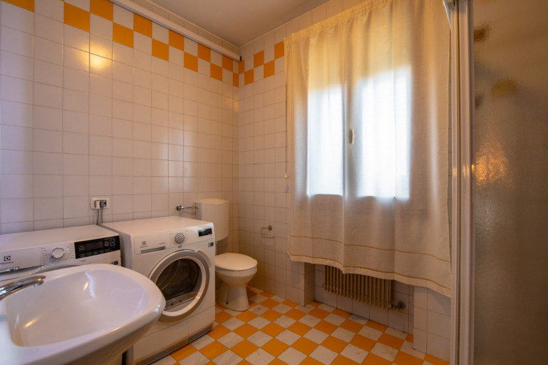 Nella tranquilla e verdeggiante zona di Bosco, nel Comune di Rubano, proponiamo in vendita casa a...