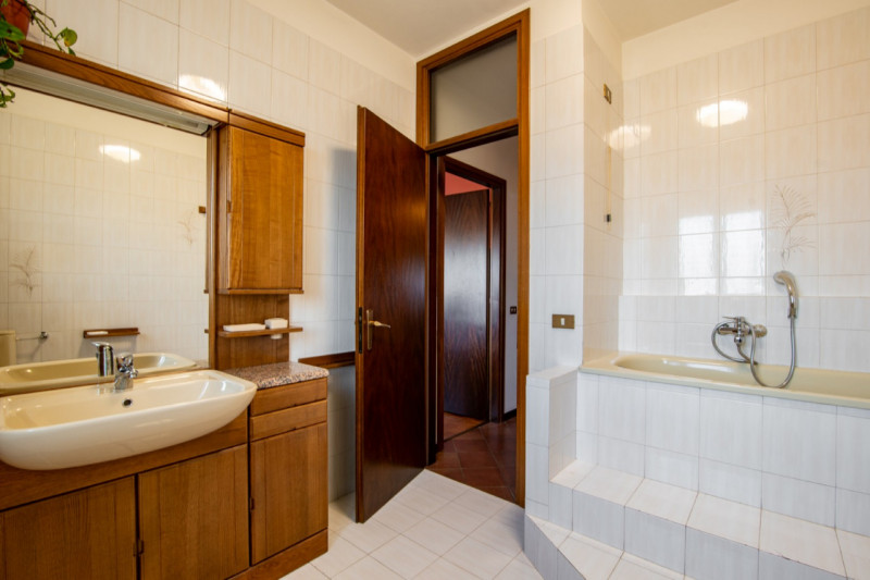 Nella tranquilla e verdeggiante zona di Bosco, nel Comune di Rubano, proponiamo in vendita casa a...