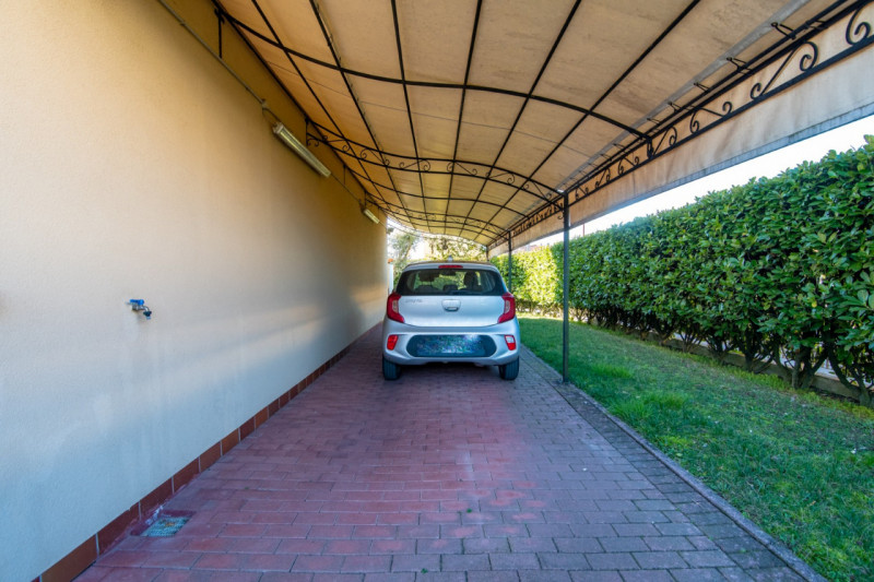 Nella tranquilla e verdeggiante zona di Bosco, nel Comune di Rubano, proponiamo in vendita casa a...