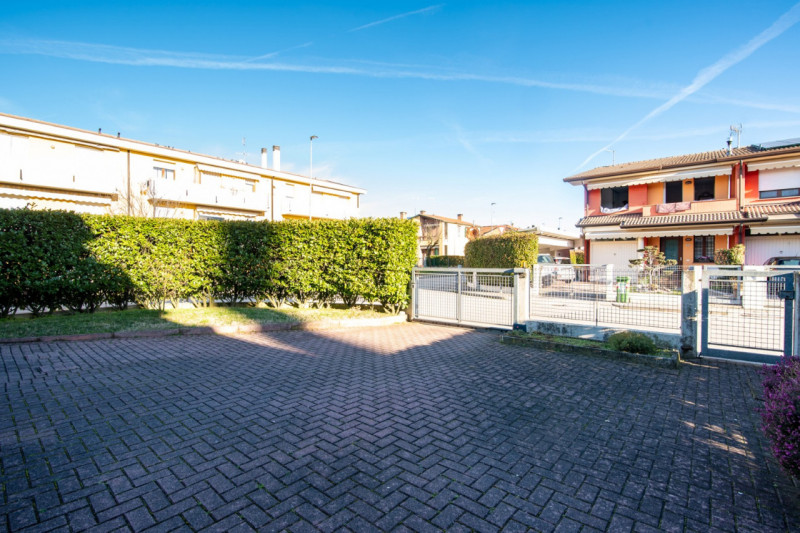 Nella tranquilla e verdeggiante zona di Bosco, nel Comune di Rubano, proponiamo in vendita casa a...