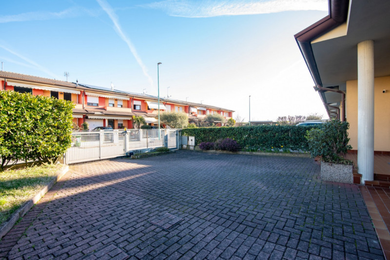 Nella tranquilla e verdeggiante zona di Bosco, nel Comune di Rubano, proponiamo in vendita casa a...