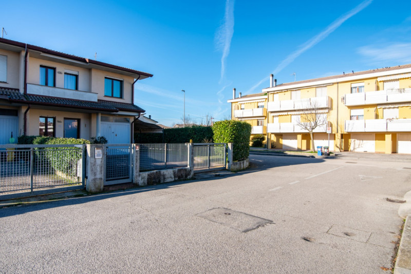 Nella tranquilla e verdeggiante zona di Bosco, nel Comune di Rubano, proponiamo in vendita casa a...