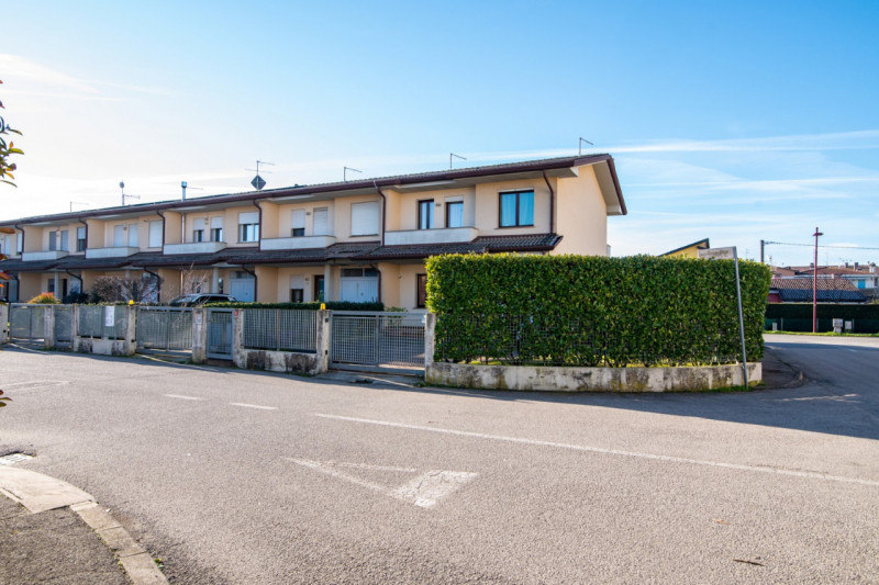 Nella tranquilla e verdeggiante zona di Bosco, nel Comune di Rubano, proponiamo in vendita casa a...