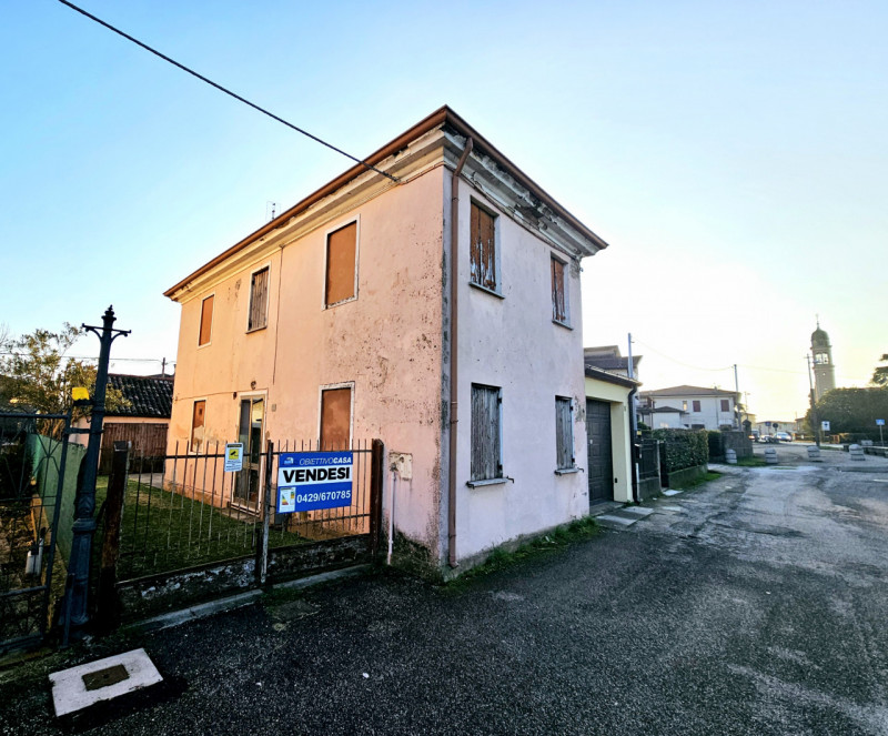 Proponiamo in vendita abitazione accostata da riattare, situata nel centro di Ospedaletto Euganeo...