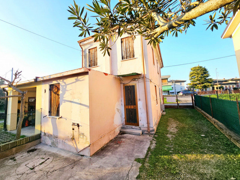 Proponiamo in vendita abitazione accostata da riattare, situata nel centro di Ospedaletto Euganeo...