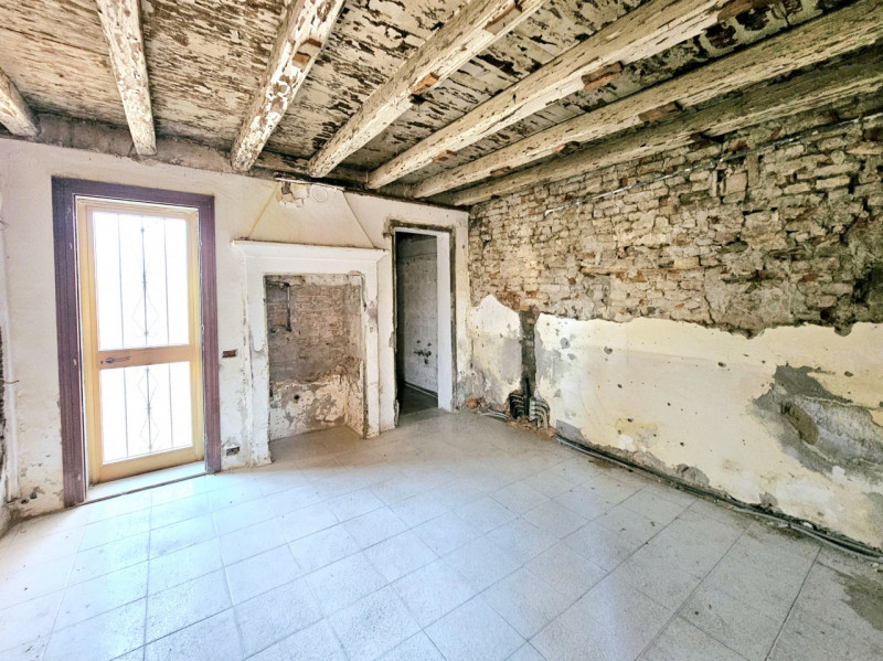 Proponiamo in vendita abitazione accostata da riattare, situata nel centro di Ospedaletto Euganeo...