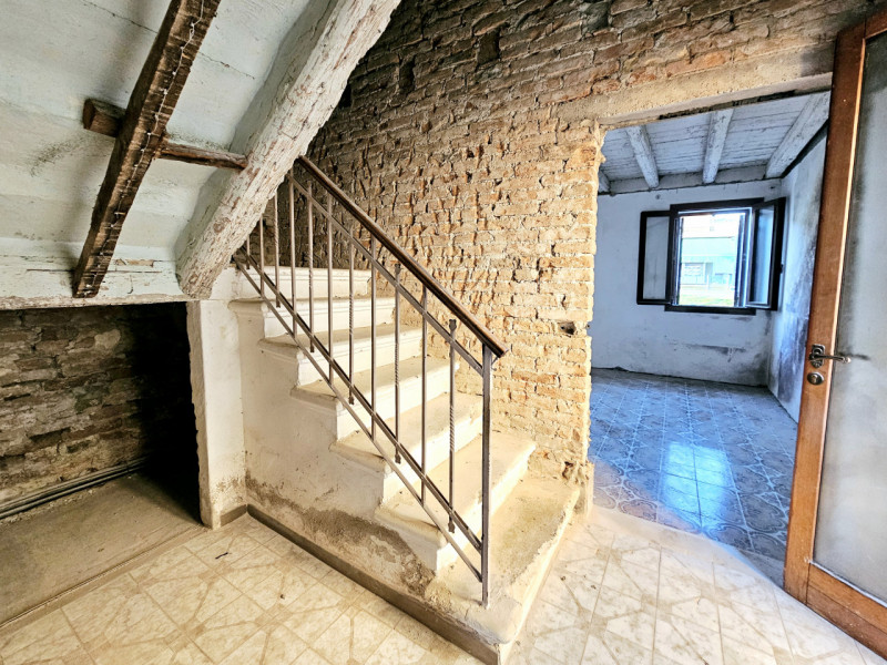 Proponiamo in vendita abitazione accostata da riattare, situata nel centro di Ospedaletto Euganeo...