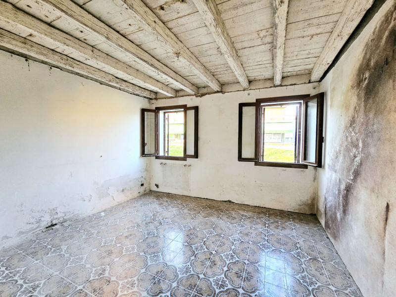 Proponiamo in vendita abitazione accostata da riattare, situata nel centro di Ospedaletto Euganeo...