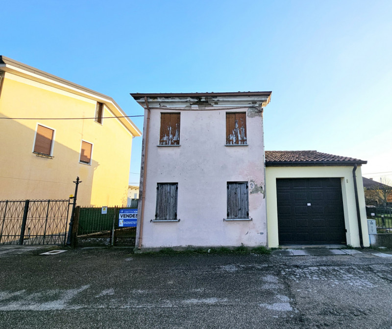 Proponiamo in vendita abitazione accostata da riattare, situata nel centro di Ospedaletto Euganeo...