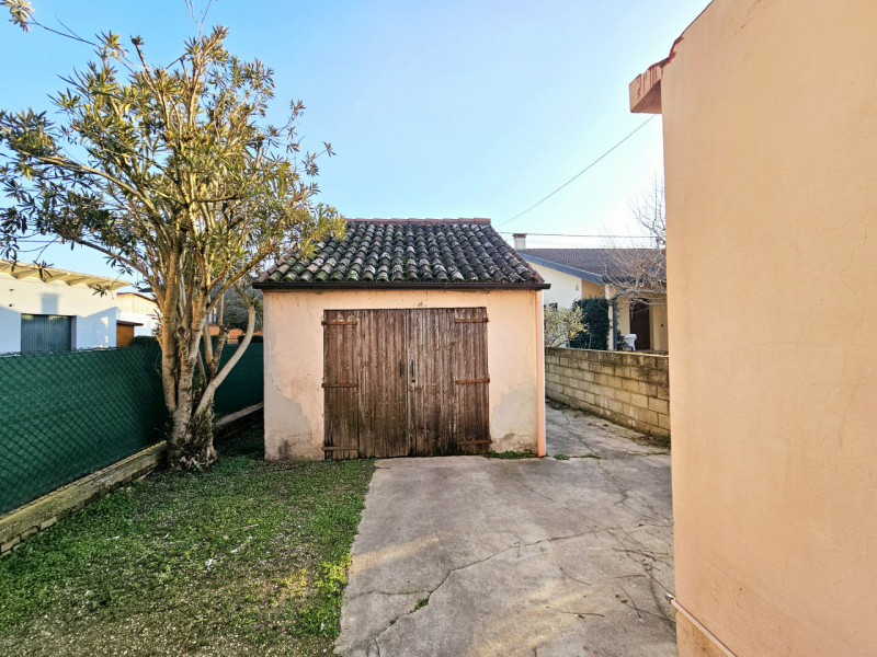 Proponiamo in vendita abitazione accostata da riattare, situata nel centro di Ospedaletto Euganeo...