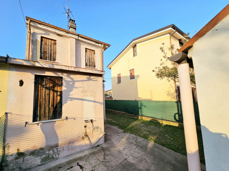 Proponiamo in vendita abitazione accostata da riattare, situata nel centro di Ospedaletto Euganeo...
