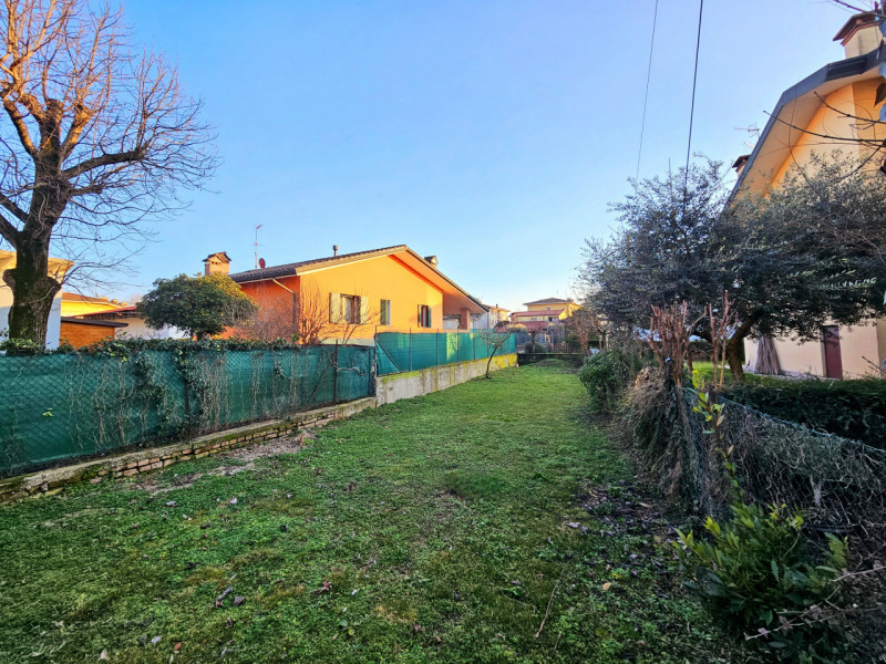 Proponiamo in vendita abitazione accostata da riattare, situata nel centro di Ospedaletto Euganeo...