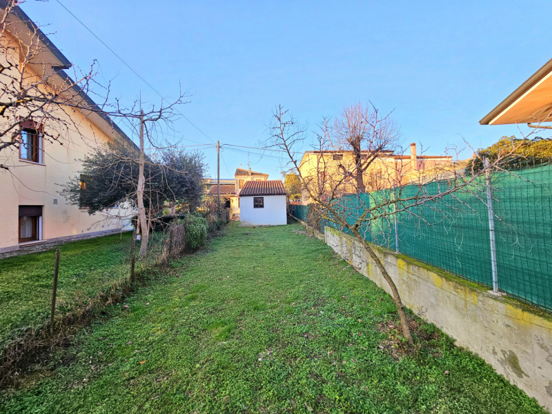 Proponiamo in vendita abitazione accostata da riattare, situata nel centro di Ospedaletto Euganeo...