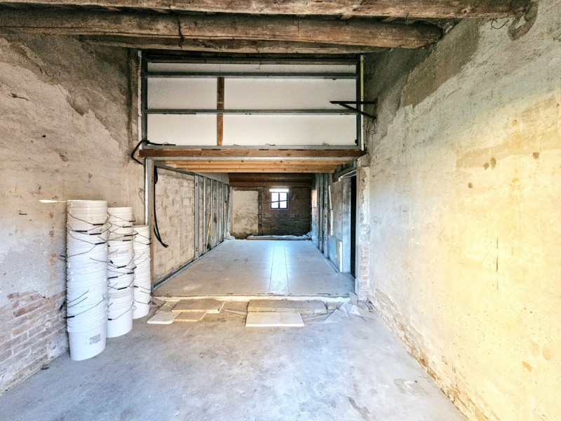 Proponiamo in vendita abitazione accostata da riattare, situata nel centro di Ospedaletto Euganeo...