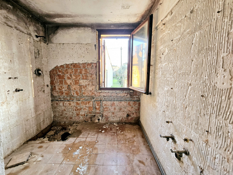 Proponiamo in vendita abitazione accostata da riattare, situata nel centro di Ospedaletto Euganeo...