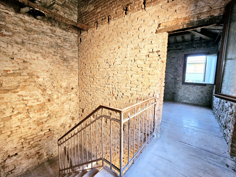 Proponiamo in vendita abitazione accostata da riattare, situata nel centro di Ospedaletto Euganeo...