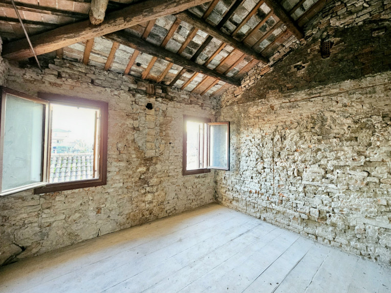 Proponiamo in vendita abitazione accostata da riattare, situata nel centro di Ospedaletto Euganeo...