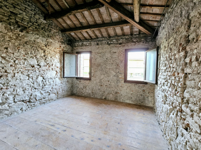 Proponiamo in vendita abitazione accostata da riattare, situata nel centro di Ospedaletto Euganeo...