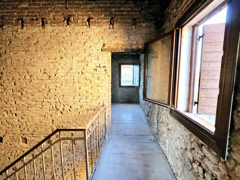 Proponiamo in vendita abitazione accostata da riattare, situata nel centro di Ospedaletto Euganeo...