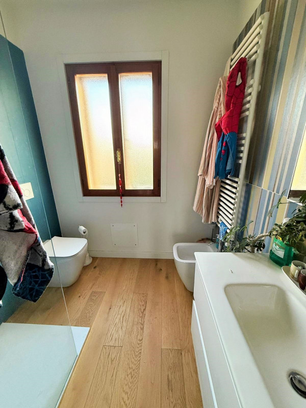 Castelfranco V.to: proponiamo in vendita una abitazione singola disposta su 2 livelli, per comple...