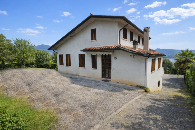 Nel cuore pulsante di Brogliano, proponiamo in vendita una splendida porzione di bifamiliare che ...