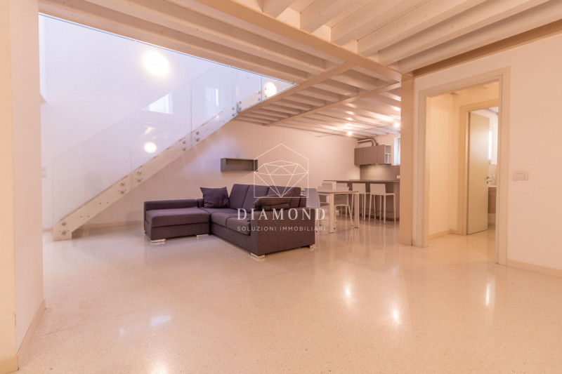 DISPONIBILE DA SUBITO.

Falzè di Trevignano: appartamento disposto su due livelli, al piano terra...