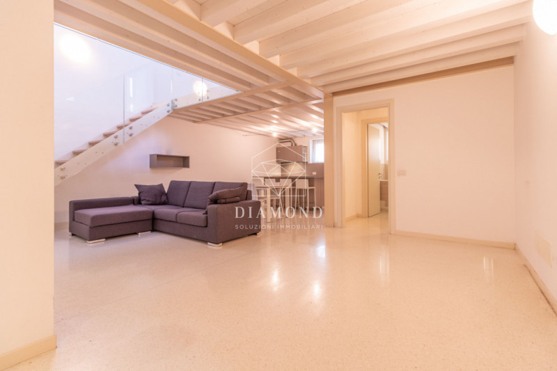 DISPONIBILE DA SUBITO.

Falzè di Trevignano: appartamento disposto su due livelli, al piano terra...