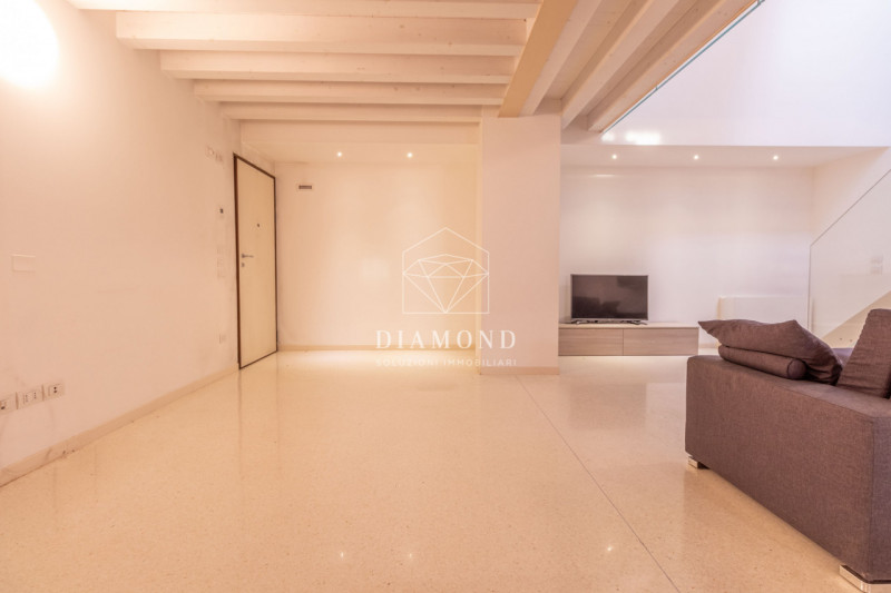 DISPONIBILE DA SUBITO.

Falzè di Trevignano: appartamento disposto su due livelli, al piano terra...