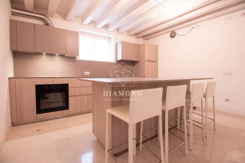 DISPONIBILE DA SUBITO.

Falzè di Trevignano: appartamento disposto su due livelli, al piano terra...