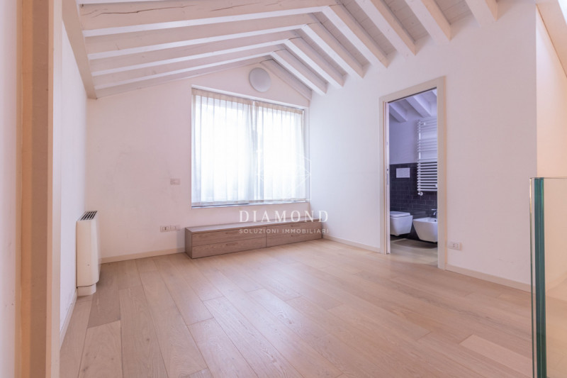 DISPONIBILE DA SUBITO.

Falzè di Trevignano: appartamento disposto su due livelli, al piano terra...