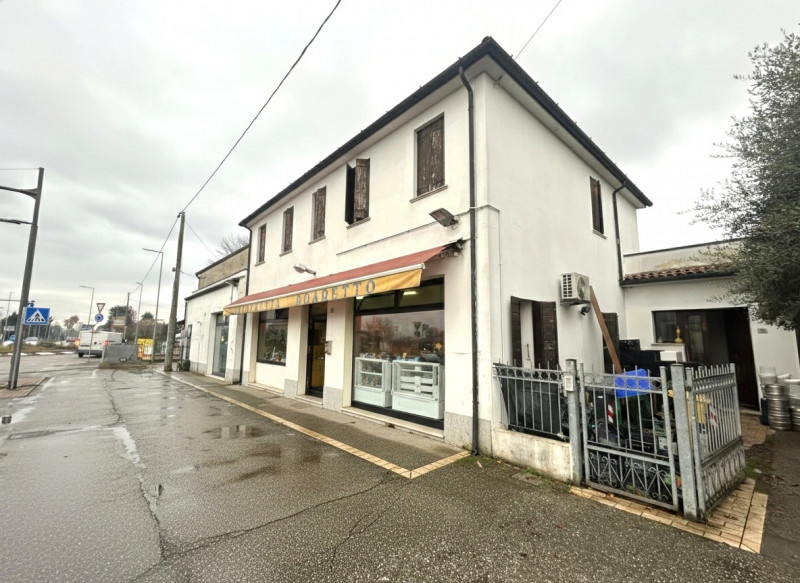 Nel pieno centro di Teolo, lungo una delle principali arterie del paese, proponiamo in vendita un...