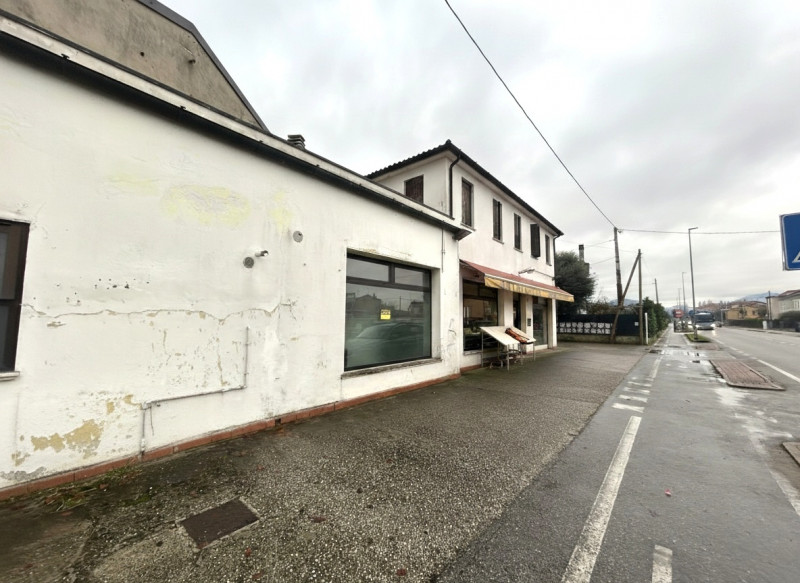 Nel pieno centro di Teolo, lungo una delle principali arterie del paese, proponiamo in vendita un...