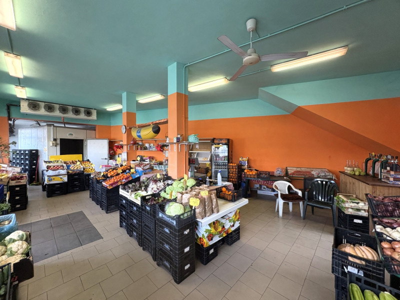 Nel pieno centro di Teolo, lungo una delle principali arterie del paese, proponiamo in vendita un...