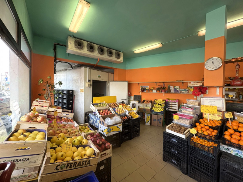 Nel pieno centro di Teolo, lungo una delle principali arterie del paese, proponiamo in vendita un...