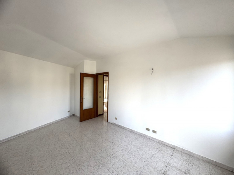 Nel pieno centro di Teolo, lungo una delle principali arterie del paese, proponiamo in vendita un...