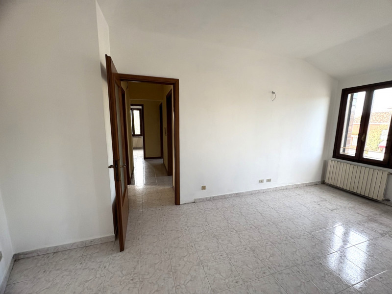 Nel pieno centro di Teolo, lungo una delle principali arterie del paese, proponiamo in vendita un...