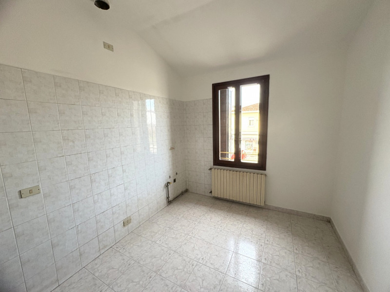 Nel pieno centro di Teolo, lungo una delle principali arterie del paese, proponiamo in vendita un...