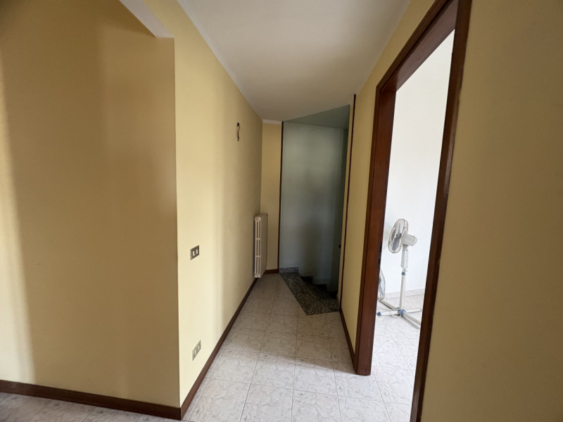 Nel pieno centro di Teolo, lungo una delle principali arterie del paese, proponiamo in vendita un...