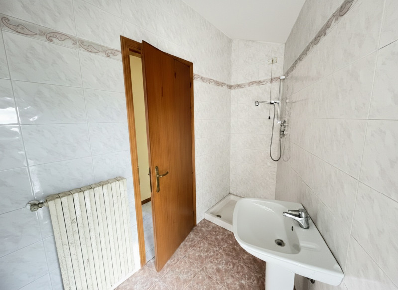 Nel pieno centro di Teolo, lungo una delle principali arterie del paese, proponiamo in vendita un...