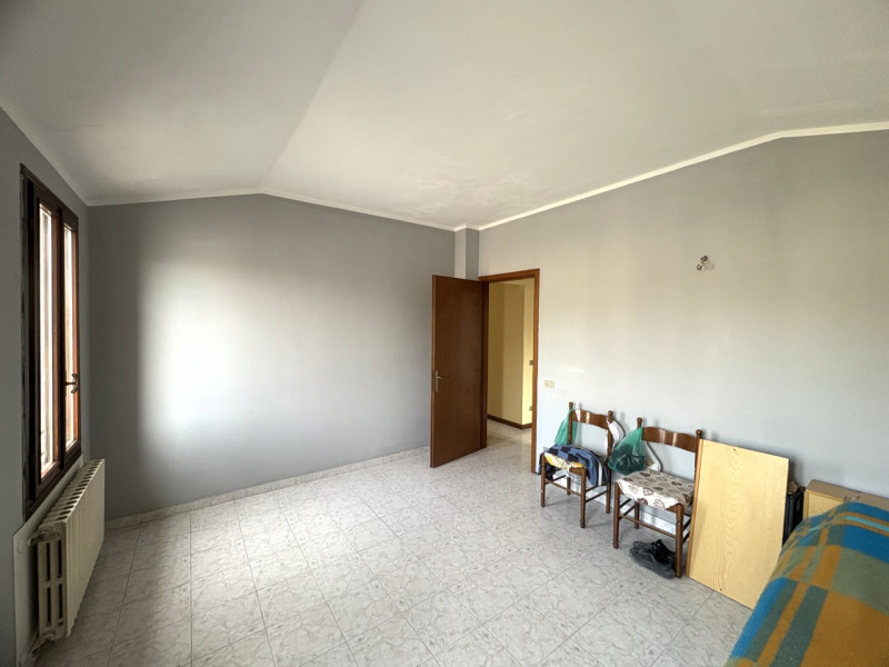 Nel pieno centro di Teolo, lungo una delle principali arterie del paese, proponiamo in vendita un...