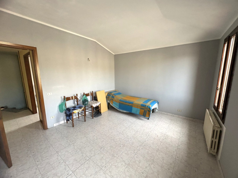 Nel pieno centro di Teolo, lungo una delle principali arterie del paese, proponiamo in vendita un...