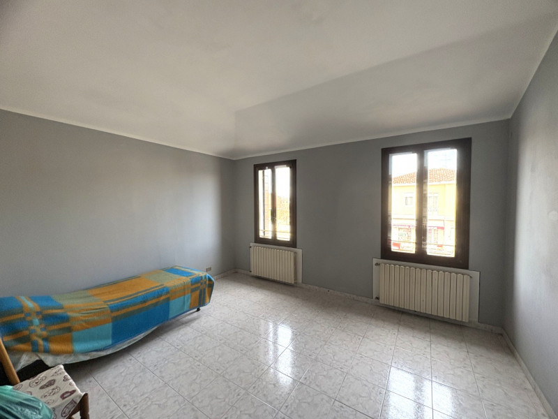 Nel pieno centro di Teolo, lungo una delle principali arterie del paese, proponiamo in vendita un...