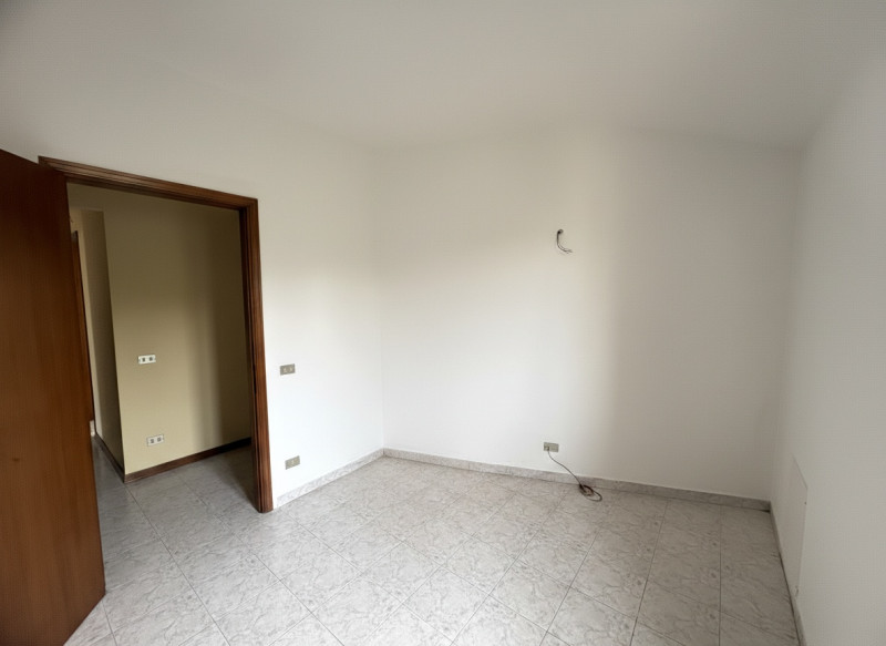 Nel pieno centro di Teolo, lungo una delle principali arterie del paese, proponiamo in vendita un...