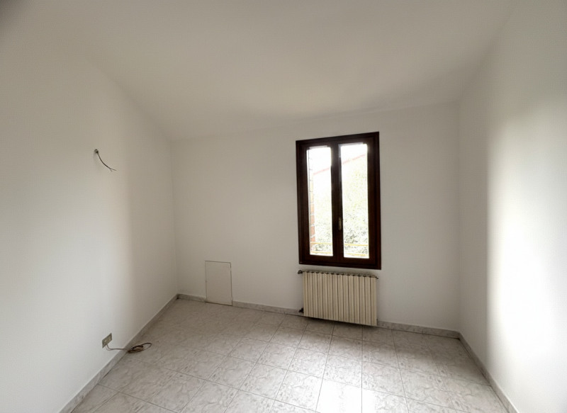 Nel pieno centro di Teolo, lungo una delle principali arterie del paese, proponiamo in vendita un...