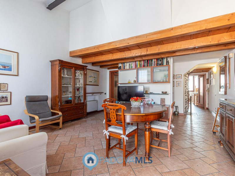 Immobile in esclusiva al Gruppo Padova MLS
Situato nel cuore pulsante del Centro Storico di Padov...