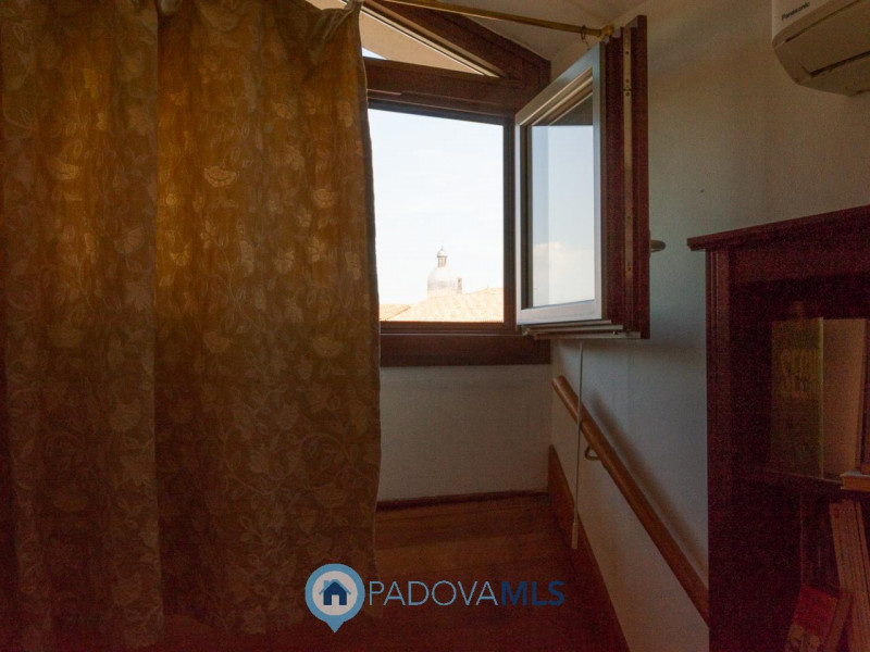 Immobile in esclusiva al Gruppo Padova MLS
Situato nel cuore pulsante del Centro Storico di Padov...