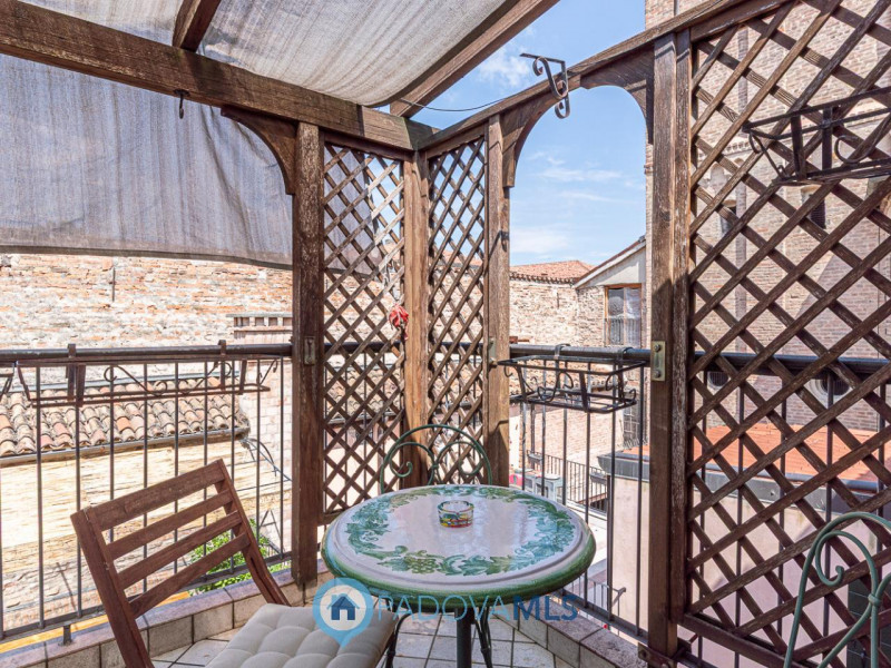 Immobile in esclusiva al Gruppo Padova MLS
Situato nel cuore pulsante del Centro Storico di Padov...